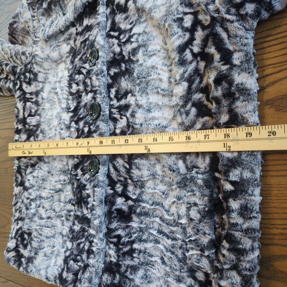 Multiples Women’s white black Plush Jacket size M Faux Fur Textured Button front - Picture 11 of 13